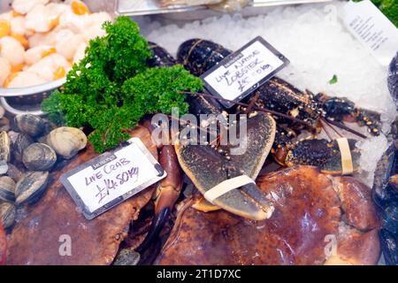 Mostra di granchi e aragoste freschi sul ghiaccio in vendita al negozio di pesce Moxon's Fishmongers a Lordship Lane East Dulwich Londra Inghilterra, UK KATHY DEWITT Foto Stock
