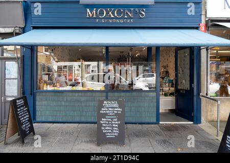 Moxon's Fishmongers Shop all'esterno negozio di pesce e cartello all'esterno a Lordship Lane East Dulwich SE22 London England UK KATHY DEWITT Foto Stock