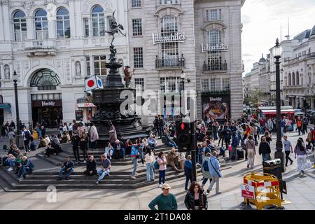 Piccadilly Circus è un nodo stradale e di spazio pubblico del West End di Londra nella città di Westminster. Foto Stock