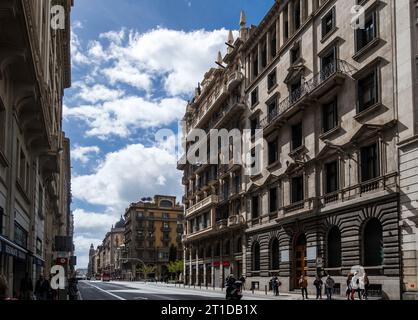 Barcellona, Catalogna, Spagna 01 maggio 2017 - guardando verso il basso Vía Layetana mostrando i diversi stili di edifici con Casal del Metge sul lato destro Foto Stock