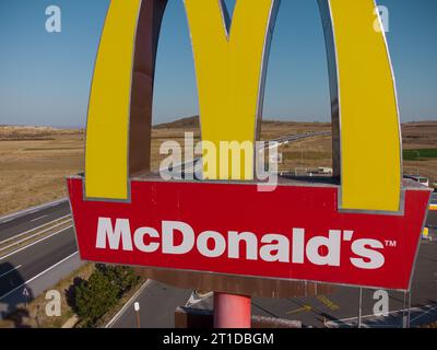 Drazhevo - 1° novembre, cartello McDonald's McDrive presso la stazione di benzina Shell su un'autostrada con vista aerea serale il 1° novembre Drazhevo Bulgaria Foto Stock