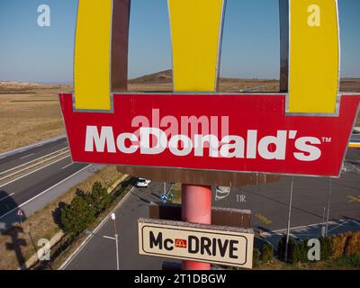 Drazhevo - 1° novembre, cartello McDonald's McDrive presso la stazione di benzina Shell su un'autostrada con vista aerea serale il 1° novembre Drazhevo Bulgaria Foto Stock