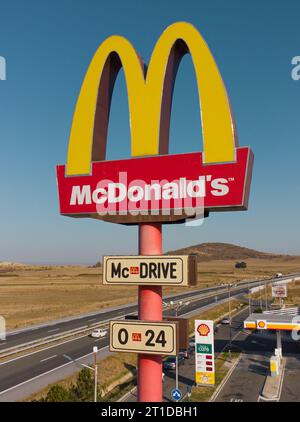 Drazhevo - 1° novembre, cartello McDonald's McDrive presso la stazione di benzina Shell su un'autostrada con vista aerea serale il 1° novembre Drazhevo Bulgaria Foto Stock