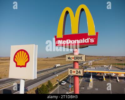 Drazhevo - 1° novembre, cartello McDonald's McDrive presso la stazione di benzina Shell su un'autostrada con vista aerea serale il 1° novembre Drazhevo Bulgaria Foto Stock