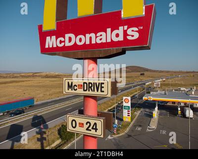 Drazhevo - 1° novembre, cartello McDonald's McDrive presso la stazione di benzina Shell su un'autostrada con vista aerea serale il 1° novembre Drazhevo Bulgaria Foto Stock