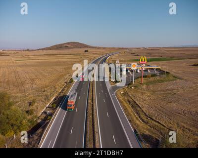 Drazhevo - 1° novembre, cartello McDonald's McDrive presso la stazione di benzina Shell su un'autostrada con vista aerea serale il 1° novembre Drazhevo Bulgaria Foto Stock