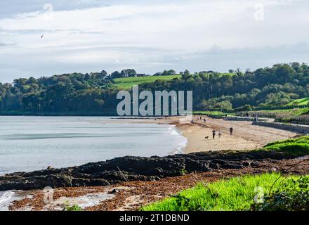 Crawfordsburn, County Down, Irlanda del Nord 10 ottobre 2023 - persone che camminano sulla spiaggia di Crawfordsburn Foto Stock