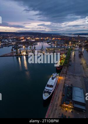 Vista aerea del porto commerciale di Varna in Bulgaria in serata. riprese con drone 4k. Foto Stock