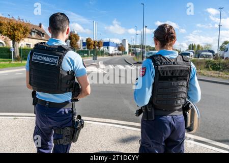 Agenti di polizia (“gendarmi”) che effettuano un controllo stradale in una circonferenza stradale Foto Stock
