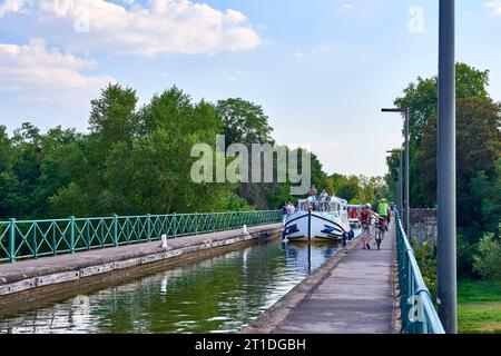 Turismo fluviale sull'acquedotto navigabile di Digoin, sul Canal Lateral a la Loira. Il ponte navigabile di Digoin permette il Canal Lateral a la lo Foto Stock