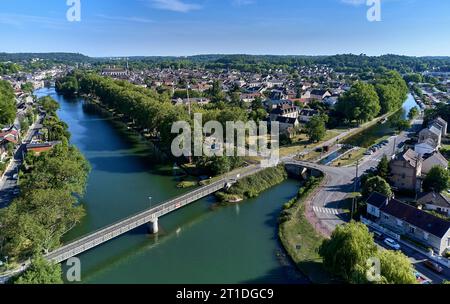 Il fiume Loing e il Canal du Loing a Nemours (zona di Parigi): Vista aerea con la passerella pedonale e la chiusa “ecluse des 12 Buttes” Foto Stock