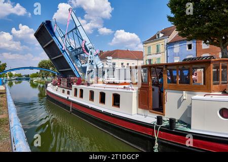 Montceau les Mines (Francia centro-orientale): Ponte sollevabile verticale e chiatta sul Canal du Centre Foto Stock