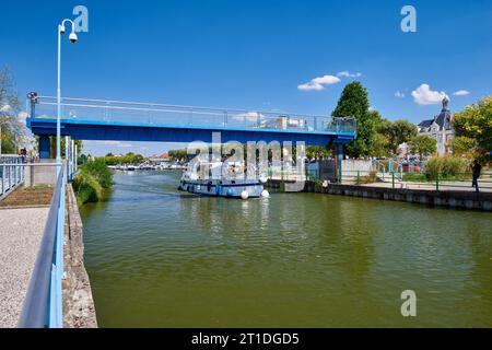 Montceau les Mines (Francia centro-orientale): Chiatta sotto il ponte verticale che dà accesso al porto fluviale sul Canal du Centre. Video Survei Foto Stock