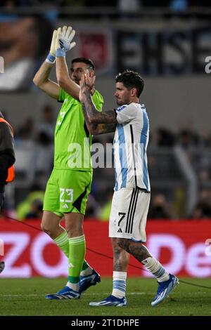 BUENOS AIRES, ARGENTINA - 12 OTTOBRE: L'argentino Emiliano Martinez, Rodrigo De Paul celebrano la partita di qualificazione della Coppa del mondo FIFA 2026 tra Foto Stock