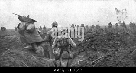 "Notre Attaque du 12 septembre 1916 ; le Departure de l'attaque, a midi trente: la premiere vague atteint le saule reste debout entre les lignes", 1916. Da "l'album de la Guerre 1914-1919, volume 1" [l'Illustration, Paris, 1924]. Foto Stock