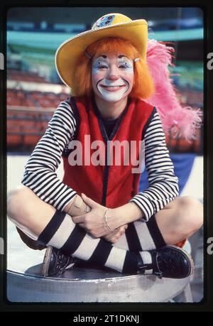 Un ritratto del 1979 di Ringling Brother clown Peggy Williams alle audizioni del clown college al Nassau Coliseum di Uniondale, Long Island, New York. Nel 1970 è stata la prima donna laureata del programma. Foto Stock