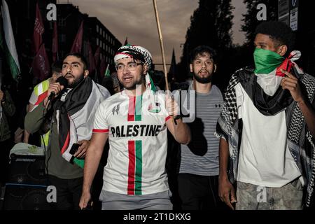 Dublino, Irlanda. 9 ottobre 2023. I membri della comunità palestinese marciano verso l'ambasciata israeliana durante la manifestazione. Due giorni di manifestazioni hanno avuto luogo a Dublino da parte di membri della comunità palestinese, nonché di sostenitori di varie diaspora e di locali e gruppi di attivisti in una dimostrazione di solidarietà alla luce dei recenti scioperi su Gaza da parte delle forze militari israeliane. I manifestanti si sono riuniti nel centro di Dublino, negli edifici governativi e hanno marciato verso l'ambasciata israeliana dove sono stati fatti discorsi da membri della comunità palestinese, studenti, attivisti e membri del p irlandese Foto Stock