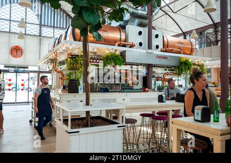 Siviglia, Spagna, People Sharing Meals, drink, interni, terrazza, caffetteria spagnola alla moda, pub, mercato alimentare "Mercado Lonja del Barranco" Foto Stock