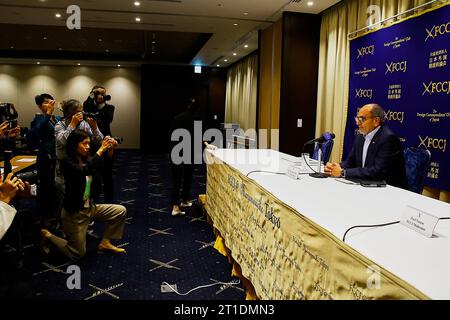 Tokyo, Giappone. 13 ottobre 2023. Waleed Siam ambasciatore palestinese in Giappone partecipa a una conferenza stampa presso il Foreign Correspondents' Club of Japan (FCCJ) nel centro di Tokyo. Waleed Siam, che ha 25 anni di esperienza in rappresentanza della Palestina in Giappone, ha parlato della prospettiva palestinese sul conflitto di Gaza. (Immagine di credito: © Rodrigo Reyes Marin/ZUMA Press Wire) SOLO USO EDITORIALE! Non per USO commerciale! Foto Stock