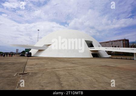 BRASILIA, BRASILE - 30 AGOSTO 2023: Museo nazionale della Repubblica progettato da Oscar Niemayer a Brasilia, Brasile Foto Stock