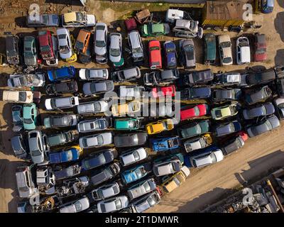Vista aerea dall'alto della grande discarica per auto Foto Stock