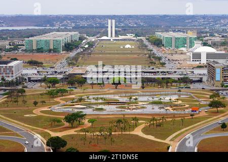 BRASILIA, BRASILE - 30 AGOSTO 2023: Vista aerea dell'asse Monumentale di Brasilia, Brasile Foto Stock