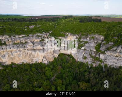 Vista aerea panoramica dell'altopiano di Madara, dove l'iconico cavaliere di Madara è intagliato in modo complesso. Scopri il ricco patrimonio culturale e le meraviglie naturali della Bulgaria Foto Stock