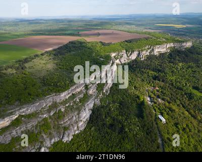 Vista aerea panoramica dell'altopiano di Madara, dove l'iconico cavaliere di Madara è intagliato in modo complesso. Scopri il ricco patrimonio culturale e le meraviglie naturali della Bulgaria Foto Stock