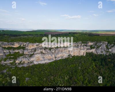 Vista aerea panoramica dell'altopiano di Madara, dove l'iconico cavaliere di Madara è intagliato in modo complesso. Scopri il ricco patrimonio culturale e le meraviglie naturali della Bulgaria Foto Stock