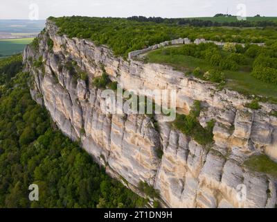 Vista aerea panoramica dell'altopiano di Madara, dove l'iconico cavaliere di Madara è intagliato in modo complesso. Scopri il ricco patrimonio culturale e le meraviglie naturali della Bulgaria Foto Stock