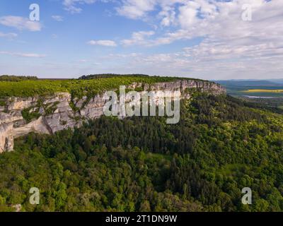 Vista aerea panoramica dell'altopiano di Madara, dove l'iconico cavaliere di Madara è intagliato in modo complesso. Scopri il ricco patrimonio culturale e le meraviglie naturali della Bulgaria Foto Stock