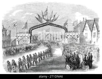 I membri delle compagnie antincendio che attirano il principe di Galles attraverso Carleton, un sobborgo di St. John, New Brunswick, 1860. Il futuro re Edoardo VII visita il Nord America. "Alla linea della città sul lato di Carleton le due compagnie antincendio di Carleton stavano aspettando, e, avendo precedentemente ottenuto il consenso del Principe, hanno imbrigliato i cavalli, attaccato una corda alla carrozza, e, ogni compagnia che si schiera, lo ha attirato attraverso Carleton, dopo aver prima fermato qualche istante per consentire la fotografia della scena... gli applausi si sono alzati, la folla che avanzava è diventata più densa e dark...in al momento t Foto Stock