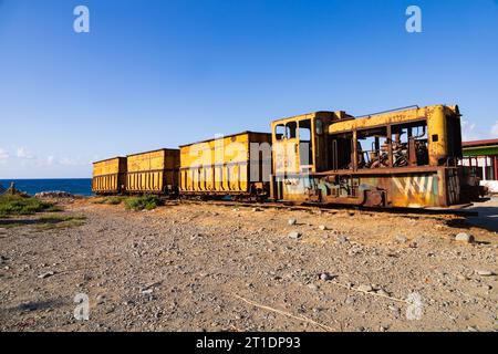 Vecchio motore diesel abbandonato della Cyprus Mining Corporation sulla spiaggia di Gemikonagi, Morfou, Repubblica turca di Cipro settentrionale Foto Stock