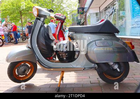 Piaggio Vespa ET3 Primavera scooter a telaio piccolo "Tranquillity of Solitude" con motore ottimizzato, tubo di espansione, sedile da corsa e sottile verniciatura personalizzata. Foto Stock