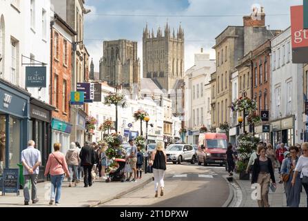 Una vista sulla strada principale di Wells con la cattedrale sullo sfondo. Data foto: Venerdì 21 luglio 2023. Foto: Richard Gray/Alamy Foto Stock