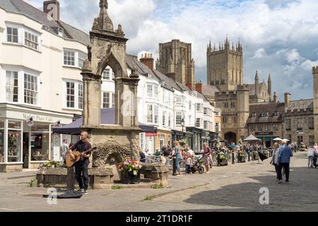 Una vista della piazza del mercato di Wells con la cattedrale sullo sfondo, un luogo utilizzato nel film Hot Fuzz. Data foto: Venerdì 21 luglio 2023. Foto: RI Foto Stock