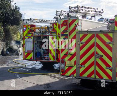 Vigili del fuoco Irlanda che spegne il fuoco delle auto. Foto Stock