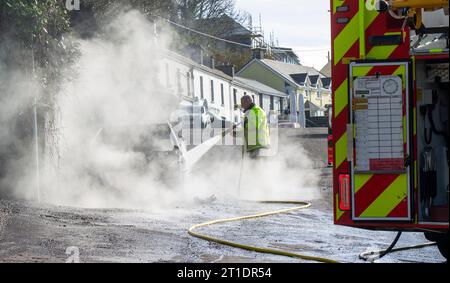 Vigili del fuoco Irlanda che spegne il fuoco delle auto. Foto Stock