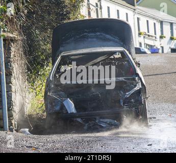 Vigili del fuoco Irlanda che spegne il fuoco delle auto. Foto Stock