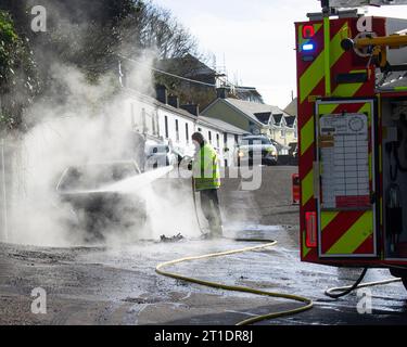 Vigili del fuoco Irlanda che spegne il fuoco delle auto. Foto Stock