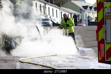 Vigili del fuoco Irlanda che spegne il fuoco delle auto. Foto Stock