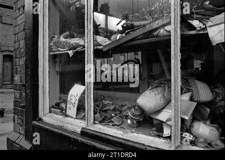 Vetrina di seconda mano all'angolo tra Pym Street e Flewitt Street, durante lo slum e la demolizione di St Ann's, Nottingham. 1969-1972 Foto Stock