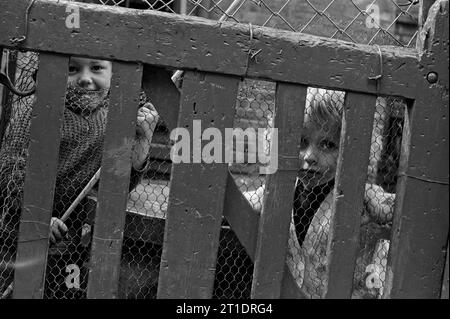 Fratello e sorella giocano nel cortile della loro casa vittoriana a schiera durante la slum clearance di St Ann's, Nottingham, Inghilterra. 1969-1972 Foto Stock