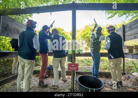 Tiro al piattello alla Royal Berkshire Shooting School. Data foto: Mercoledì 24 maggio 2023. Foto: Richard Gray/Alamy Foto Stock