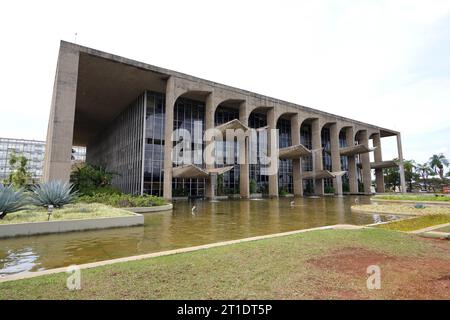 BRASILIA, BRASILE - 30 AGOSTO 2023: Palazzo di giustizia progettato dall'architetto Oscar Niemeyer, Brasilia, Brasile Foto Stock