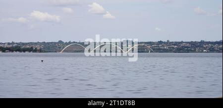 Lago Paranoa con il ponte Juscelino Kubitschek sullo sfondo, Brasilia, Brasile Foto Stock