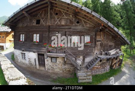 Fattorie vicino a St. Gertrude nell'alto Ultental, alto Adige, Italia Foto Stock