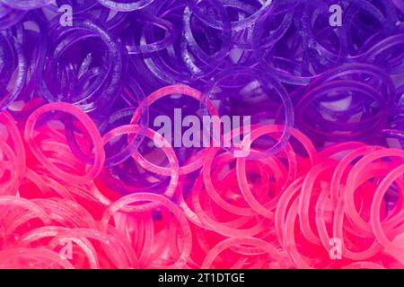 Fasce elastiche rosa e viola per tessere bracciali per bambina/ragazza Foto Stock