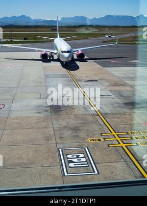 Città del Capo, Sud Africa - 9 ottobre 2023: Rifornimento di Boeing 737 - 800 FlySafair prima del suo ritorno a Durban. Foto Stock