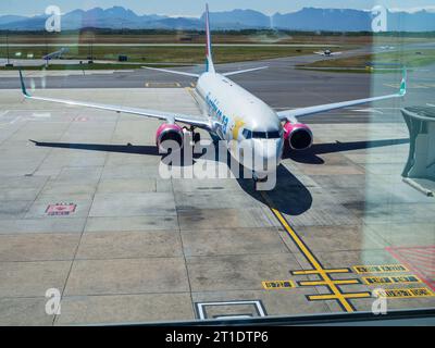 Città del Capo, Sud Africa - 9 ottobre 2023: Rifornimento di Boeing 737 - 800 FlySafair prima del suo ritorno a Durban. Foto Stock